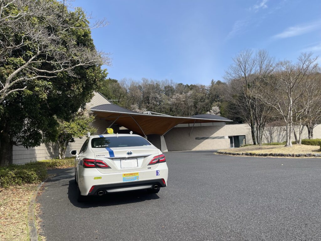 ゴルフ場エントランス前での送迎待機。FUJISAKI TAXIのクラウン個人タクシー──ゴルフバッグ積載に対応したセダンでの一日貸切ゴルフ送迎。