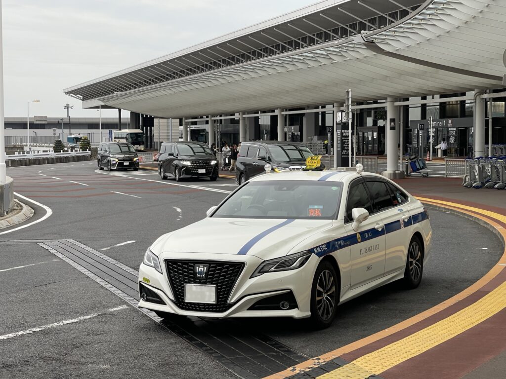 成田空港第一ターミナルに到着したクラウンの個人タクシー