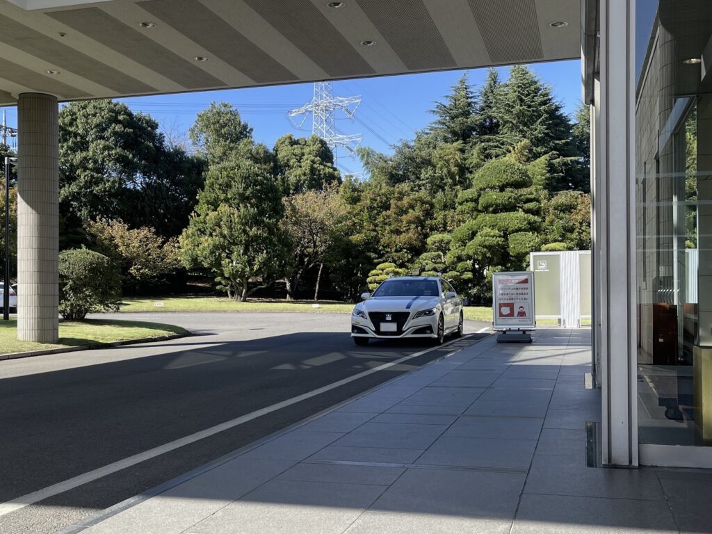 東京よみうりカントリークラブでのゴルフ送迎中に玄関前に停車するクラウン個人タクシー。