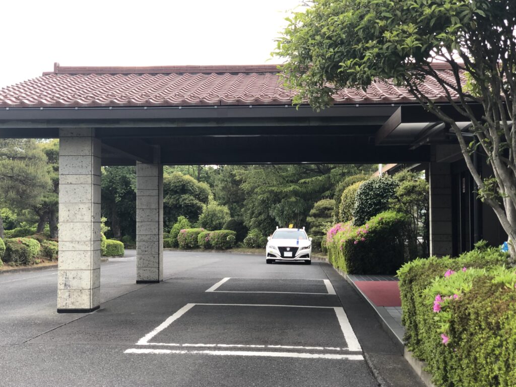 Golf transfer at Tokyo Birdie Club in Ome City, Tokyo — a professional private taxi arriving at the main entrance