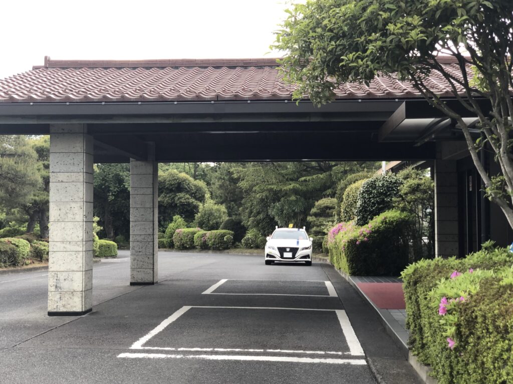 東京バーディクラブのエントランスに待機するゴルフ送迎,
藤﨑タクシー（東京都青梅市）
