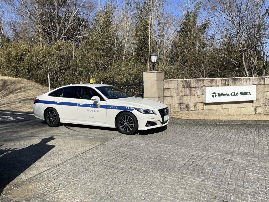 Fujisaki Taxi vehicle in front of Taiheiyo Club Narita Course in Narita, Chiba