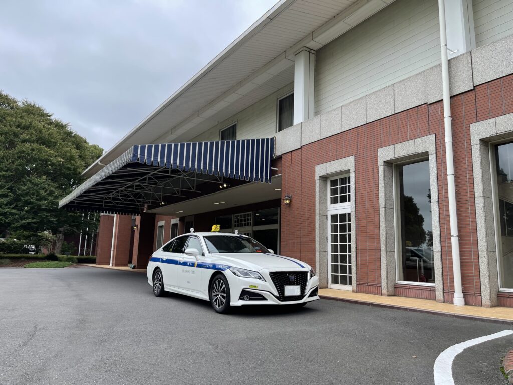 ザ・龍ヶ崎ゴルフクラブのエントランスに停車するクラウン個人タクシー(藤﨑タクシー)