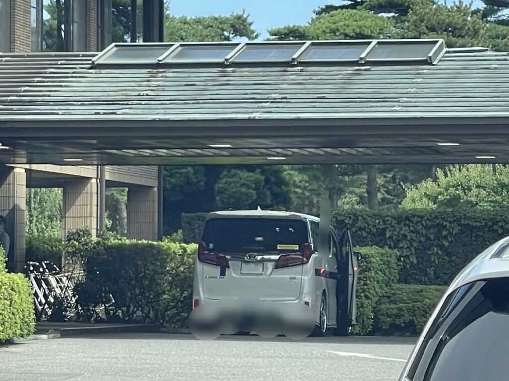 役員運転手、ハイヤー出身の先輩、アルファード個人タクシー、お客様お帰り、エントランスにて待機