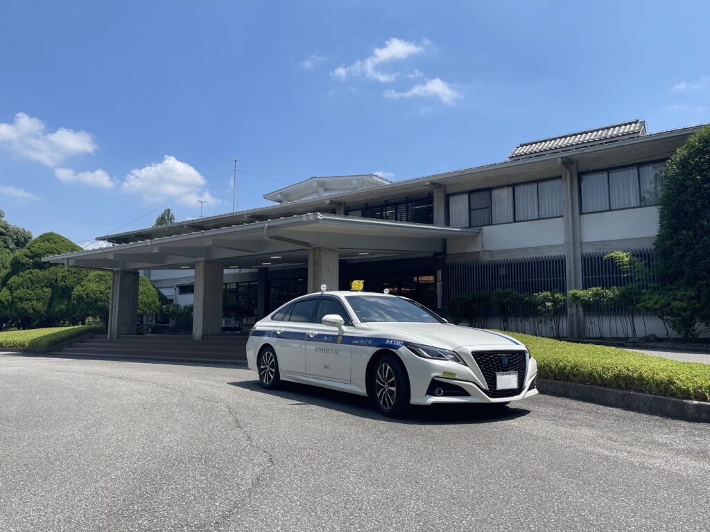 「千葉カントリークラブ梅郷コースのクラブハウス前に停車する藤﨑タクシーのクラウン」

