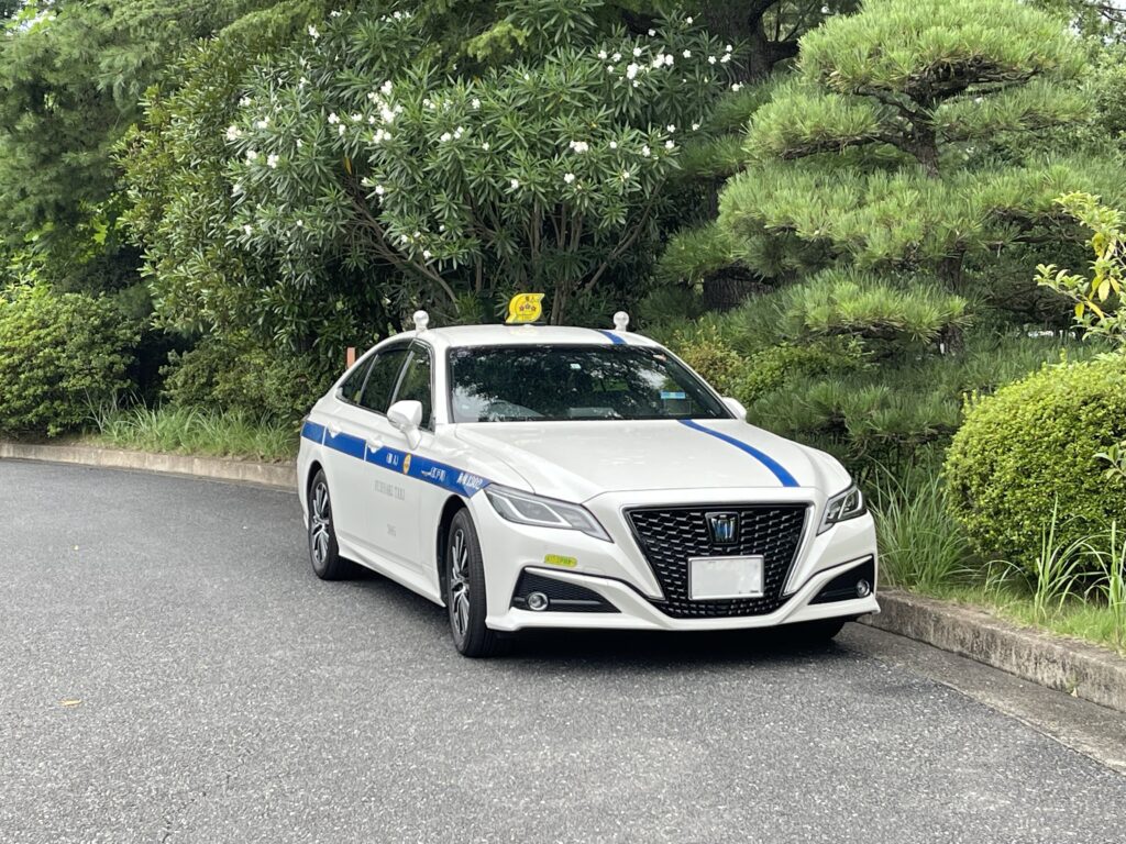 東京バーディクラブのエントランス手前で待機するクラウン個人タクシー。帰路のお迎えにスタンバイ中。