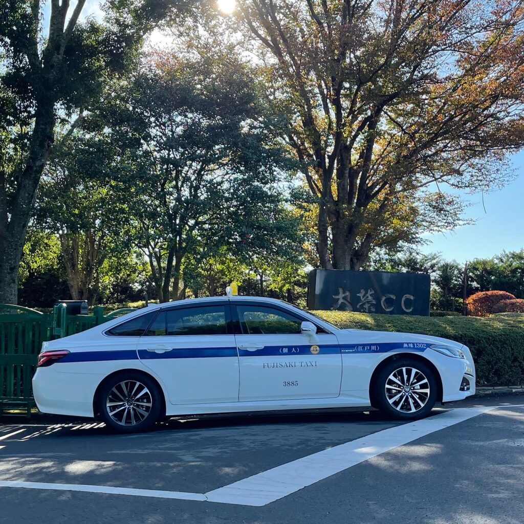 大栄カントリー倶楽部の前に停車するFUJISAKI TAXIのクラウン