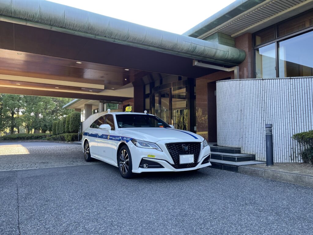 久能カントリー倶楽部エントランス前に停車するFUJISAKI TAXIのクラウン
