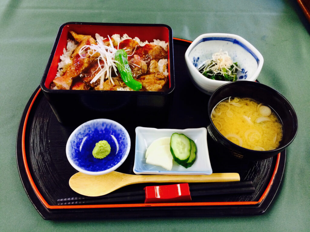 2014年3月撮影：平川カントリークラブのステーキ重（実食記録）