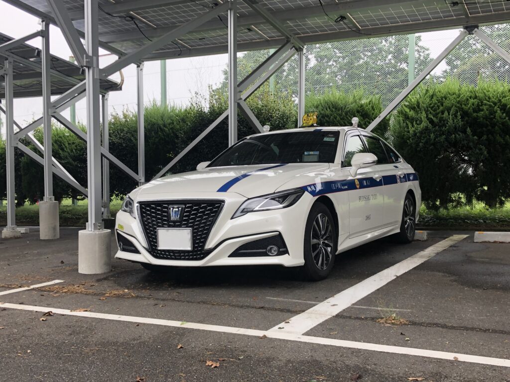 平塚富士見カントリークラブ駐車場で待機するFUJISAKI TAXIクラウン。待機車両の数はレイクウッドより控えめで落ち着いた雰囲気。