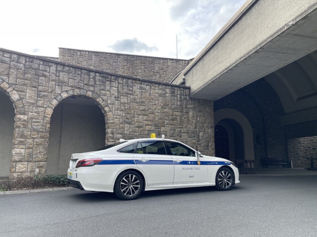 グリッサンドゴルフクラブ到着時の送迎風景(FUJISAKI TAXI・クラウン個人タクシー)