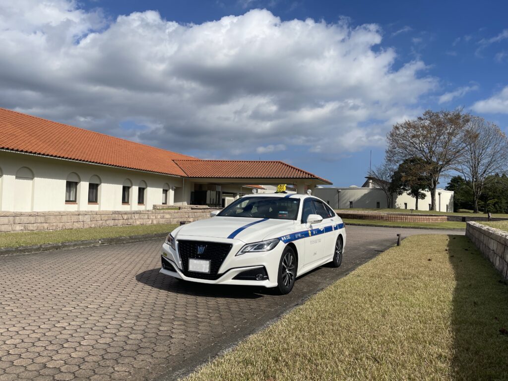 森永高滝カントリー倶楽部入口に停車するFUJISAKI TAXIクラウン 森永高滝カントリー倶楽部にて接待ゴルフ送迎に対応するFUJISAKI TAXIクラウン個人タクシー
