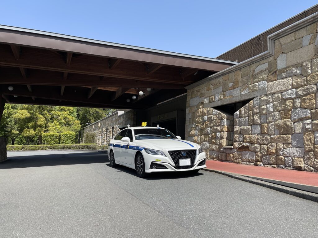太平洋クラブ江南コースのエントランスに停車するFUJISAKI TAXIクラウン個人タクシー