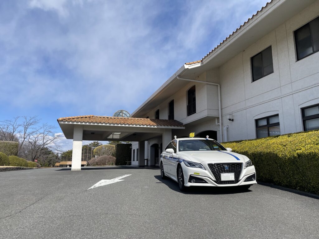 こだまゴルフクラブ入口に停車するFUJISAKI TAXIクラウン個人タクシー