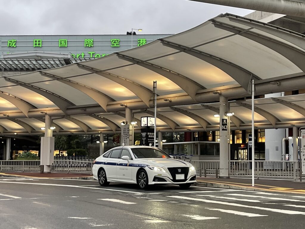 成田空港第一ターミナル|FUJISAKI TAXIクラウン送迎 成田国際空港第一ターミナルで待機するFUJISAKI TAXIクラウン個人タクシー