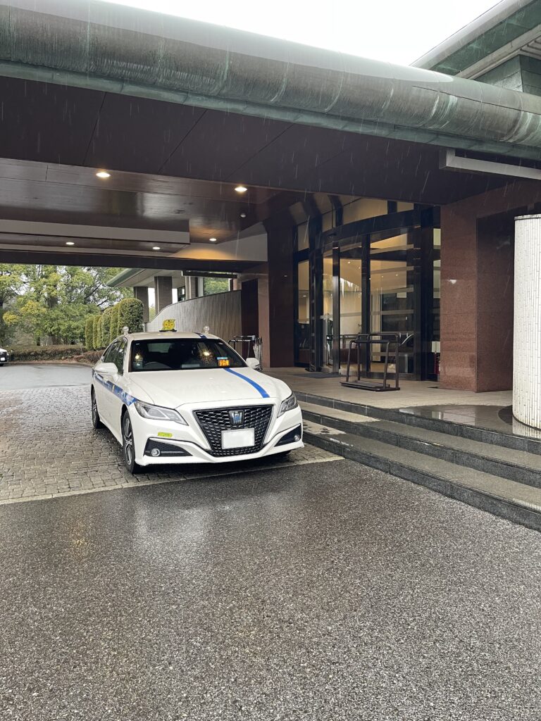 久能カントリー倶楽部のクラブハウス前エントランスで待機するFUJISAKI TAXIクラウン個人タクシー（ゴルフ送迎対応）