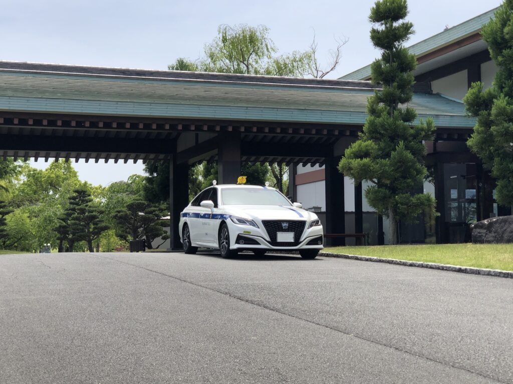 平成倶楽部鉢形コースのクラブハウス前に停車するFUJISAKI TAXIクラウン個人タクシー
