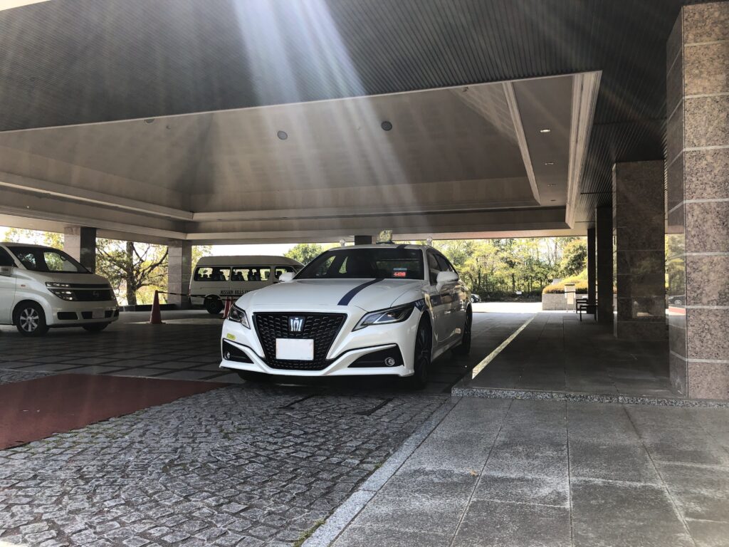 ミッションヒルズカントリークラブのエントランスに停車するFUJISAKI TAXIクラウン個人タクシー