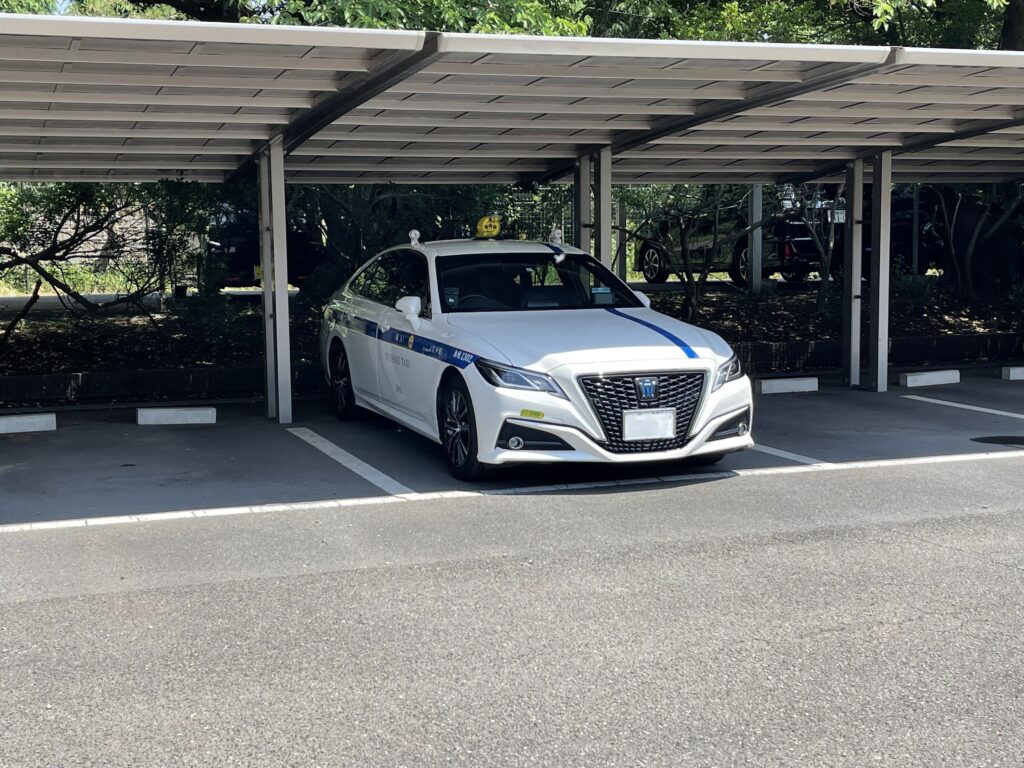 スリーハンドレッドクラブの駐車場に停車するFUJISAKI TAXIクラウン個人タクシー