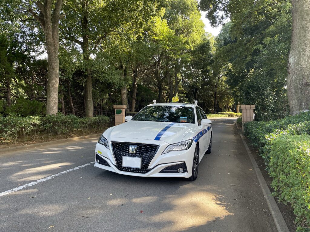 立野クラシックゴルフ倶楽部エントランスで待機するFUJISAKI TAXIのクラウン(ゴルフ送迎)