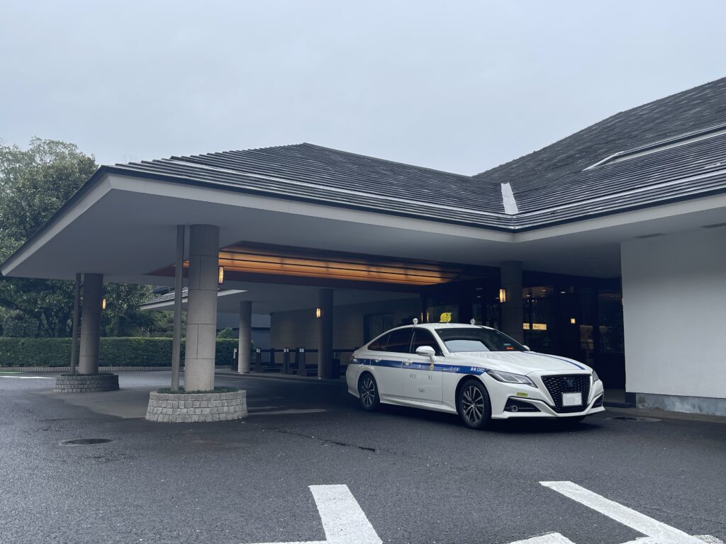 金乃台カントリークラブ送迎(FUJISAKI TAXIクラウン) 金乃台カントリークラブのクラブハウス前に停車するFUJISAKI TAXIクラウン個人タクシー