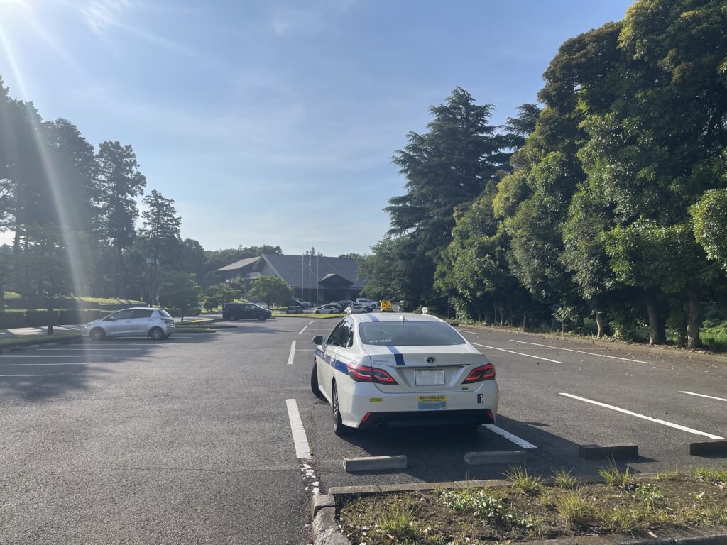 太平洋クラブ八千代コースでの送迎実績|FUJISAKI TAXI 太平洋クラブ八千代コースの駐車場で待機するFUJISAKI TAXIクラウン個人タクシー