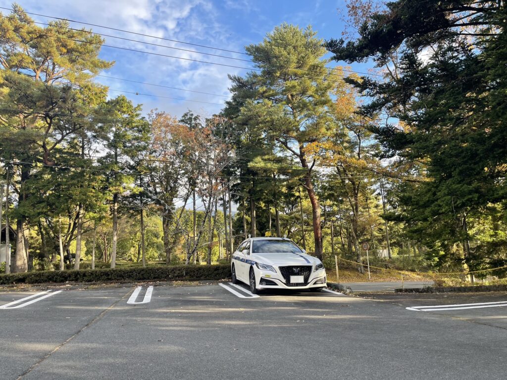 富士平原ゴルフクラブ駐車場で待機するFUJISAKI TAXIクラウン個人タクシー