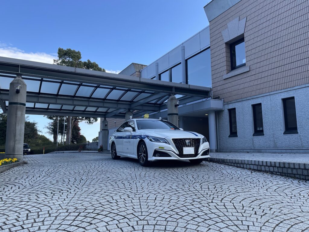立野クラシックゴルフ倶楽部のクラブハウス前に停車する藤﨑タクシーのクラウン個人タクシー