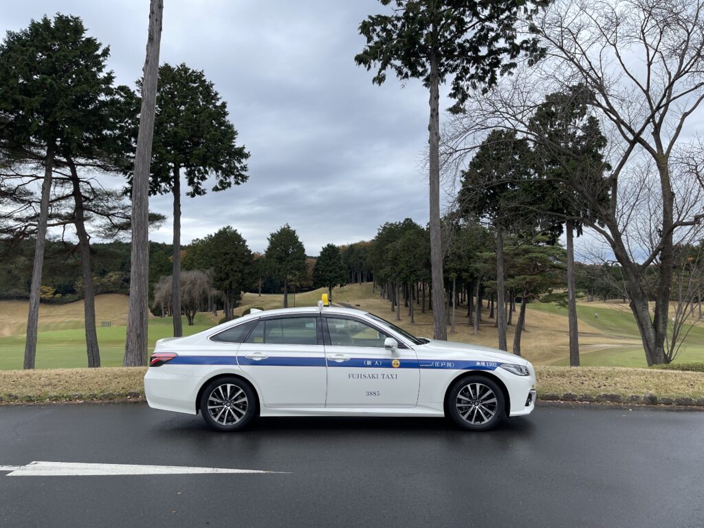武蔵丘ゴルフコース前に停車するFUJISAKI TAXIのクラウン