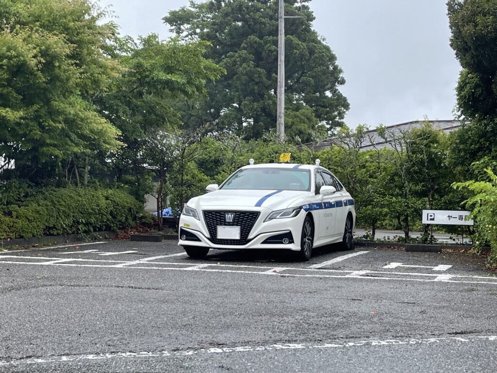 千葉夷隅ゴルフクラブに設けられたハイヤー専用待機スペースに停車するクラウンタクシー