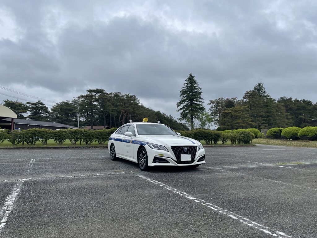 取手国際ゴルフ倶楽部の駐車場でゴルフ送迎のために待機するクラウンタクシー