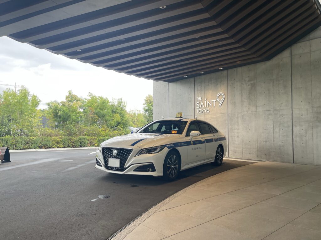 The Saintnine Tokyo（旧八幡カントリークラブ）エントランスに停車する藤崎タクシーのクラウン・セダン。千葉県市原市の高級ゴルフ場送迎風景。