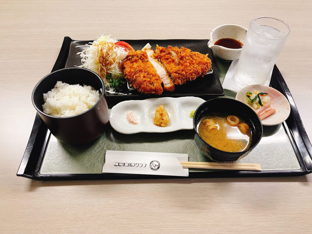 こだまゴルフクラブ運転手控え室でいただいたトンカツ定食。ご飯、味噌汁、小鉢が付いた昼食セット。