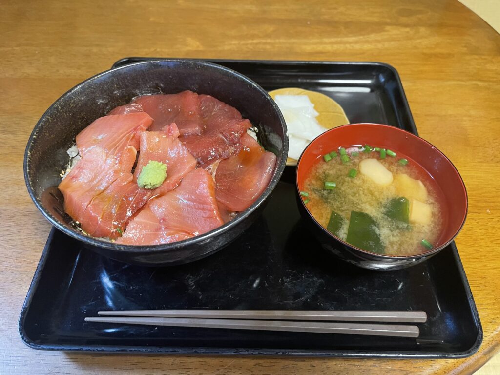 カレドニアン・ゴルフクラブ近くの食事処「まぐろや」で、運転手の昼飯にいただいた特上と赤身の二色づけ丼。わさびを添えたまぐろ丼と味噌汁の定食。