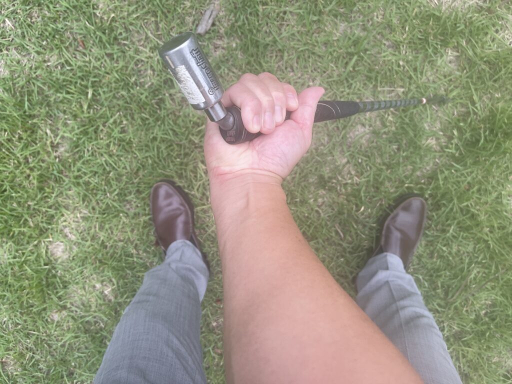 藤崎タクシーのドライバーはゴルファーでもあります。下回りスイング習得中の練習風景。