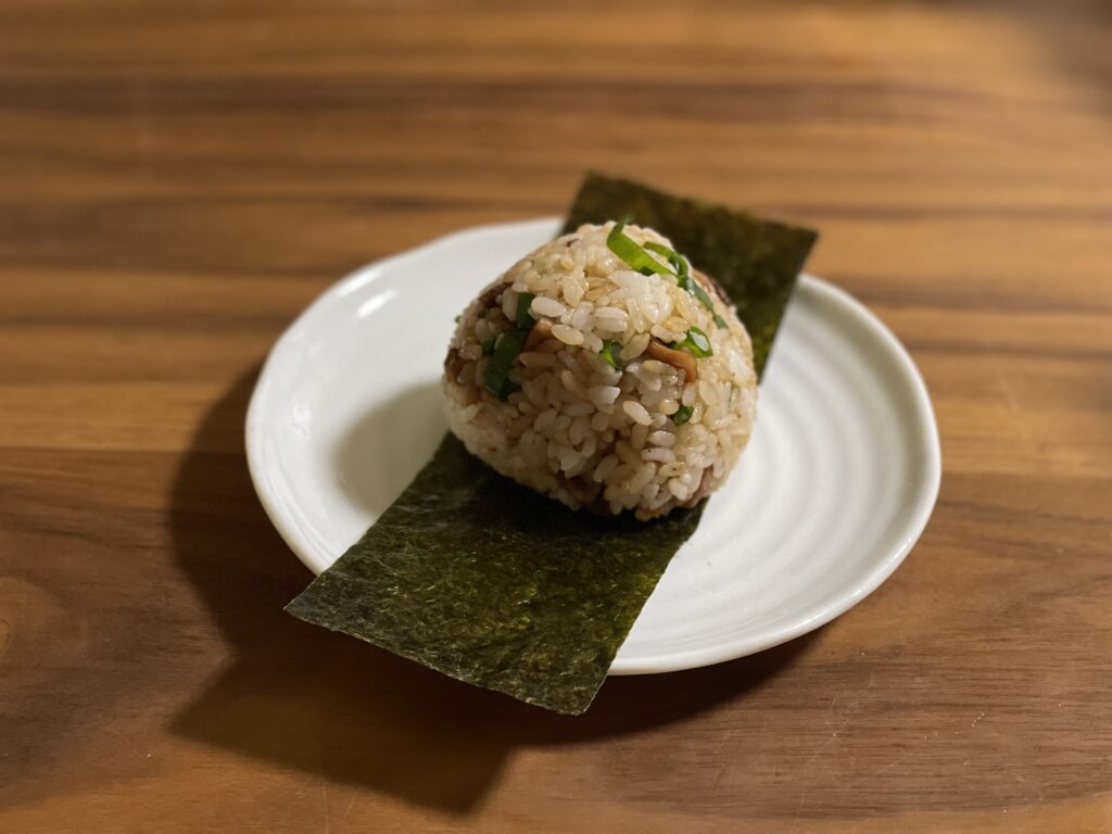 おにぎりアクションに参加した、いかの醤油バターおにぎり。小さな一食が、世界の子どもたちの給食支援につながる社会貢献の一枚。