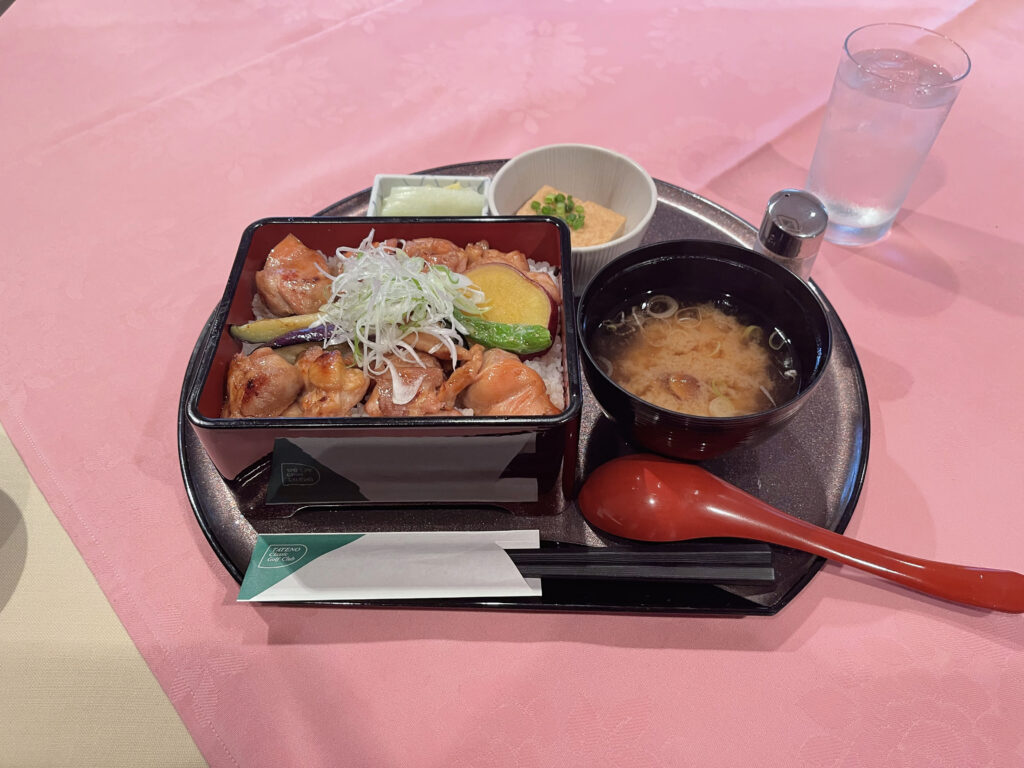 立野クラシックゴルフ倶楽部のクラブハウスで提供される焼き鳥重セット。香ばしく焼いた鶏肉と野菜、味噌汁、小鉢が並ぶランチの一品。