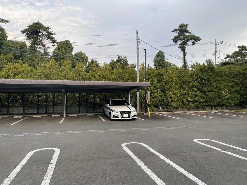 茨城ゴルフ倶楽部の早朝駐車場で待機する藤崎タクシーのクラウン・セダン