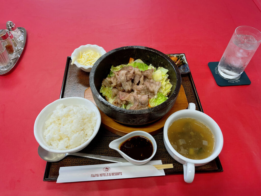 茨城ゴルフ倶楽部の運転手食堂でいただいた石焼カルビ御膳。