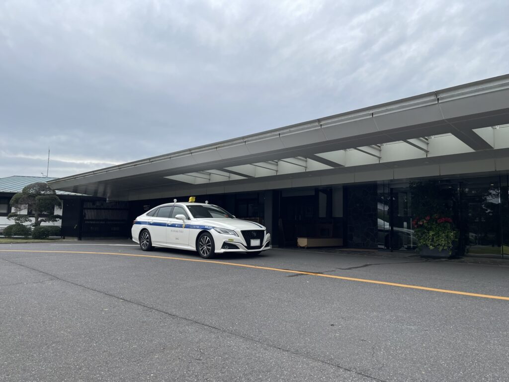 茨城ゴルフ倶楽部エントランス前に停車する藤﨑タクシー。