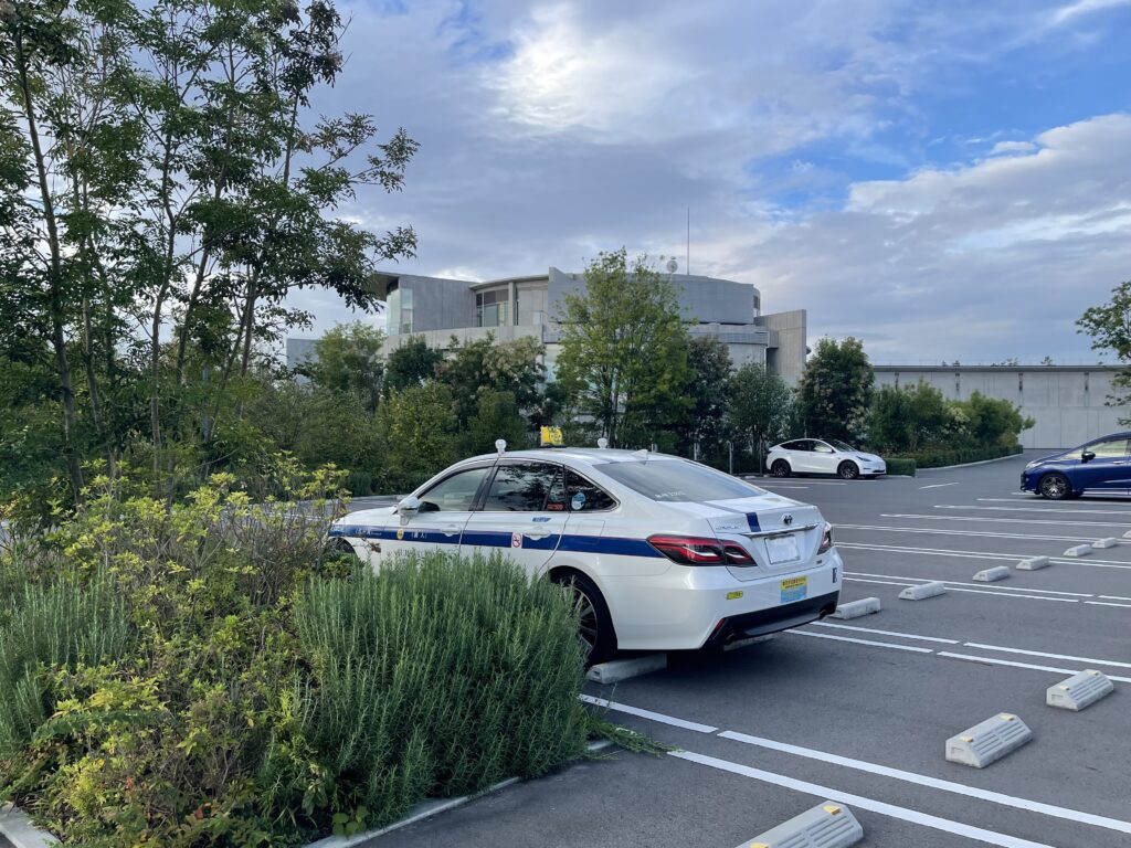 ザ・セイントナイン東京の駐車場で待機する藤﨑タクシーのクラウンセダン。