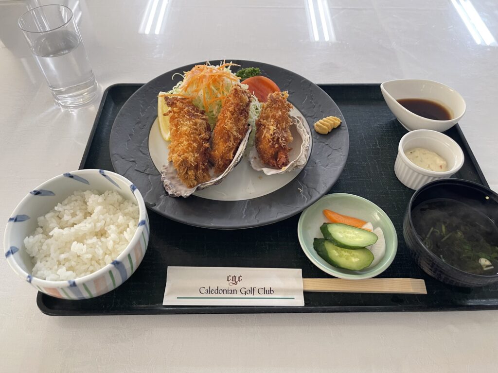 カレドニアン・ゴルフクラブのクラブハウスレストランで提供されたカキフライ定食