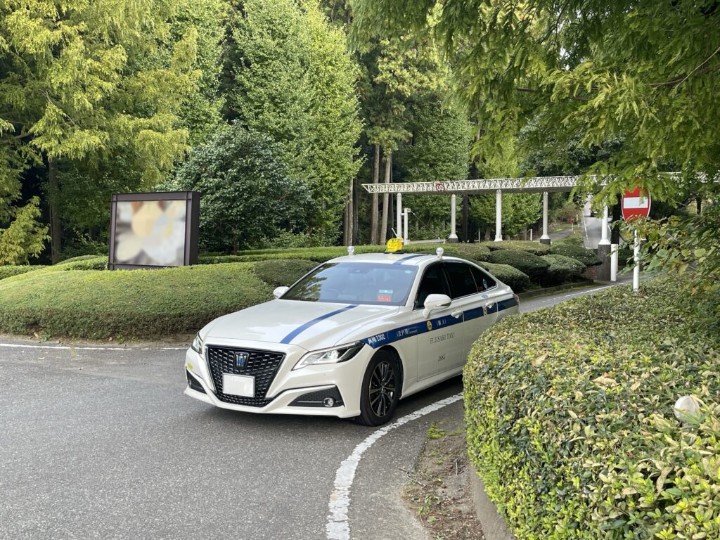 ザ・カントリークラブ・ジャパン入口で待機中の藤﨑タクシーのクラウンセダン。送迎後に入口付近で撮影した一枚。