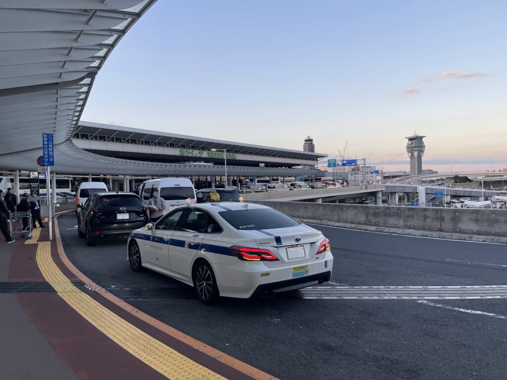 成田空港第1ターミナル出発階レーン、お客様ご降車後の藤﨑タクシー。