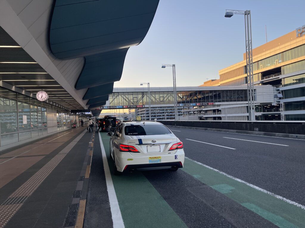 一週間後の早朝、羽田空港第2ターミナルでお迎え待機中の藤﨑タクシー。