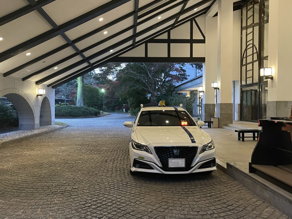 千葉県・カレドニアン・ゴルフクラブのエントランスで待機中の個人タクシー（クラウンセダン）
