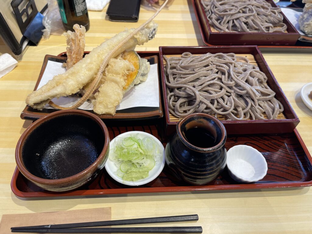 太い田舎そばと穴子の天ぷら。濃いめのつゆでいただく蕎麦