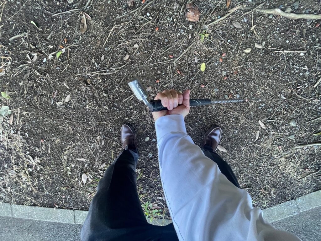 ゴルフ場待機中にイメージシャフトでスイング練習