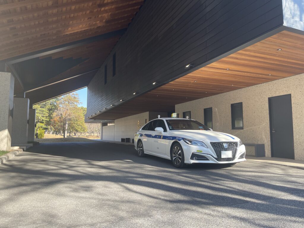 太平洋クラブ八千代コースのクラブハウスエントランスで待機する藤﨑タクシーのクラウン