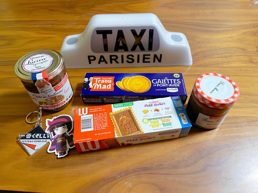 パリの個人タクシーの行灯とフランスのお菓子